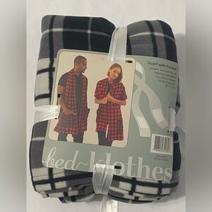bed Klothes White and Black Plaid Scarf with Pockets